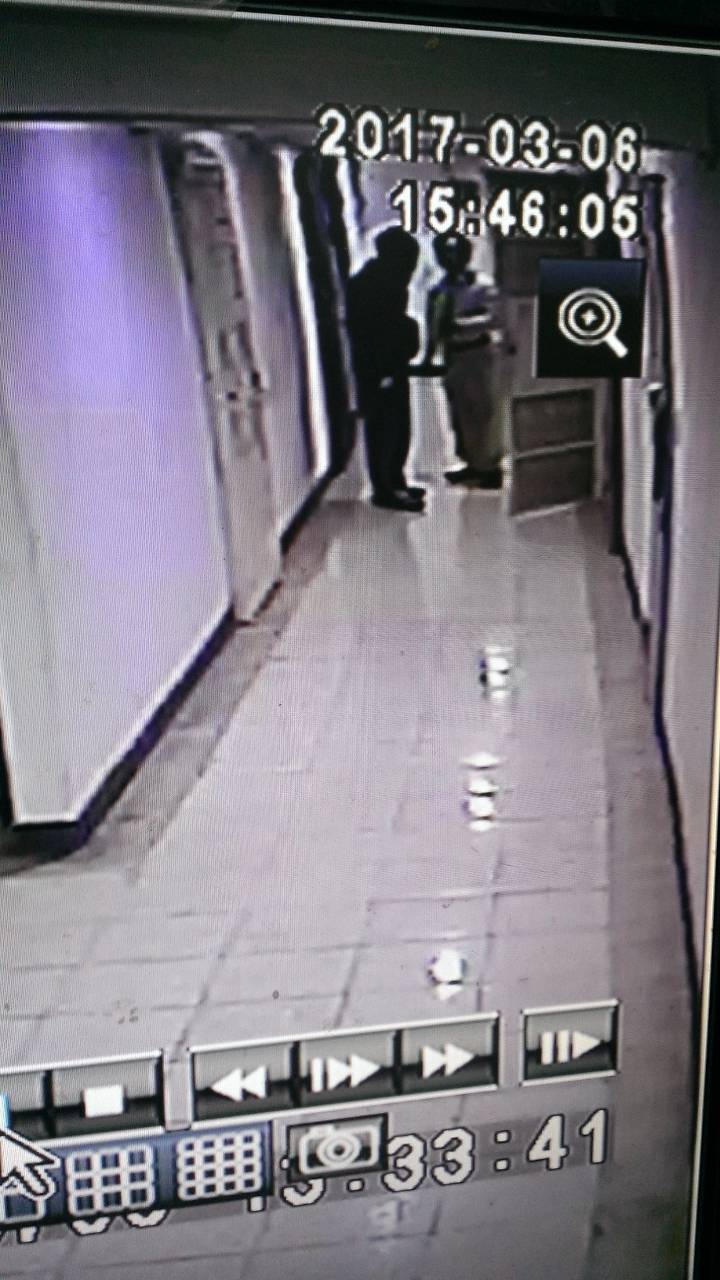 黃越宏指控劉益宏的弟弟7日對他施暴，圖為劉與黃2人站在門口的監視器畫面。 圖：黃越宏提供