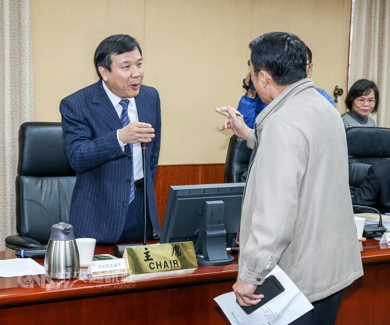 考試院7日上午公務人員年金改革案公聽會，因為部份退伍軍人協會成員強行進入會場，阻礙了公聽會進行， 主持會議主席考試院副院長(左)李逸洋離場。 圖：中央社