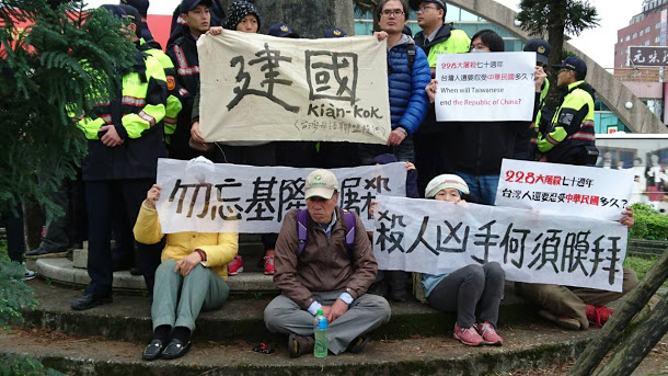 自由台灣黨主席蔡丁貴27日率領支持者前往基隆市要拆火車站前蔣介石銅像。 圖：讀者提供(資料照片)