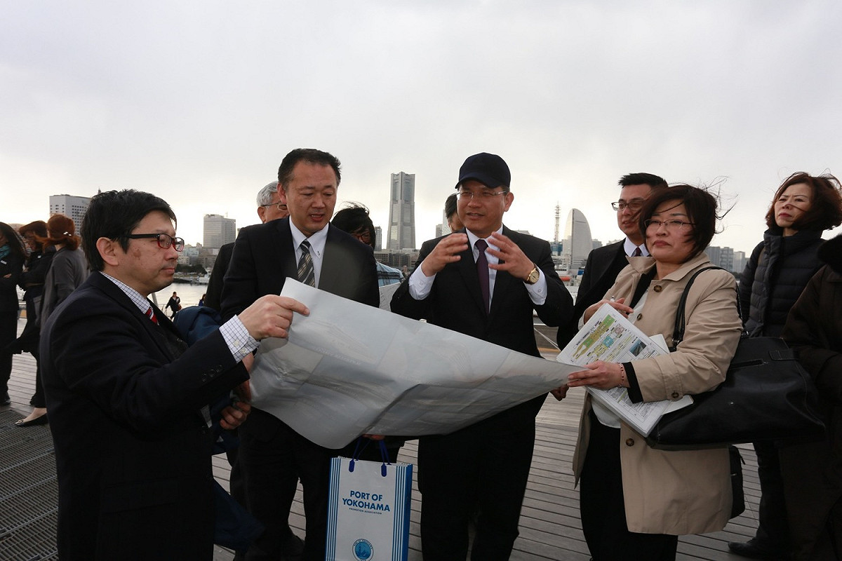 台中市長林佳龍今(7)日下午會見橫濱市副市長渡邊巧教，林佳龍說，橫濱市與橫濱港擁有完整的市港合一制，市府盼未來台中港與台中市也能走向市港合一或市港合作。 圖：翻攝自台中市政府網站
