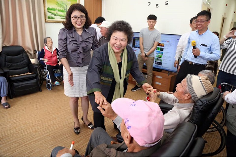 因應高齡化社會長期照顧人力的需求，高雄市將辦理3場長照人力微才博覽會。圖為市長陳菊參觀茄萣日照中心。 圖：翻攝陳菊臉書