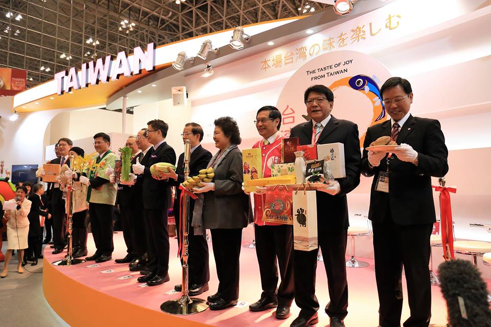 由農委會主委林聰賢領軍參加日本東京食品展陣容堅強，包括了高雄市長陳菊、新北市副市長葉惠青、台中市長林佳龍、雲林副縣長丁彥哲、嘉義縣長張花冠、嘉義市長涂醒哲、台南副市長張政源、及屏東縣長潘孟安等八大縣市首長都連袂出席，駐日代表謝長廷更全程與會接待。 圖:翻攝自屏東縣政府網站