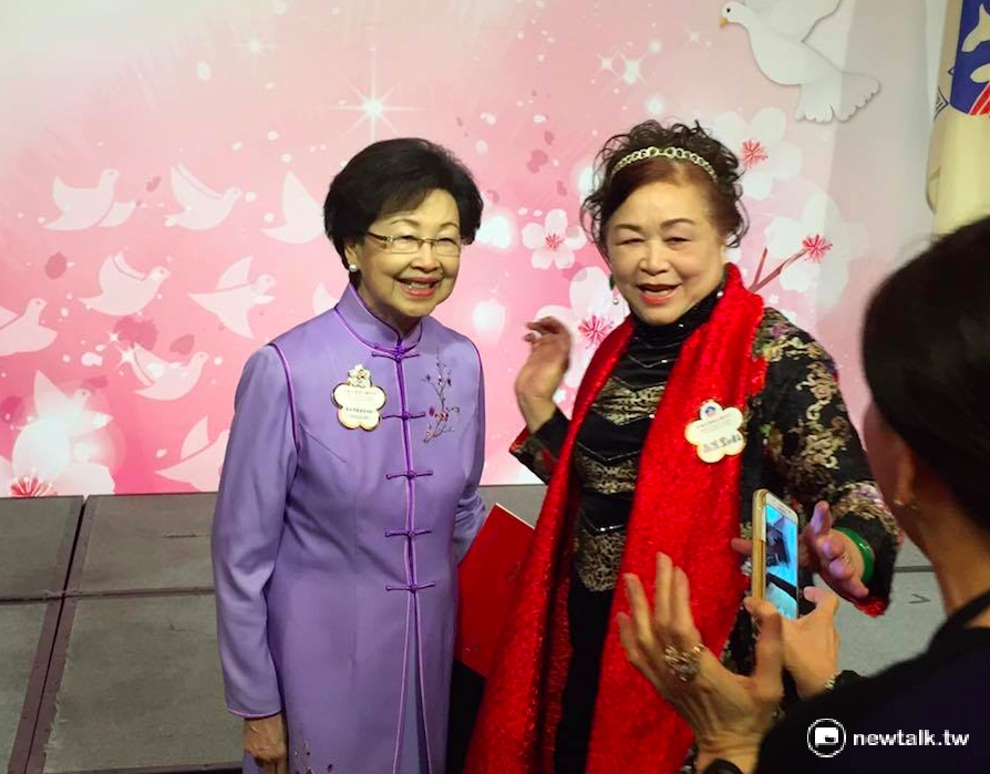 婦聯會8日舉行國際婦女節聯合茶會，主委辜嚴倬雲因身體不適未能出席，改由常委錢田玲玲（左）代表致詞。 圖：鄭佑漢/攝