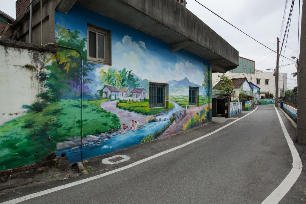 繪畫主題涵蓋農村風光到卡通人物的蘆竹坑口彩繪村。(桃園市蘆竹區坑菓路、海山路) 圖：翻攝自桃園觀光導覽網