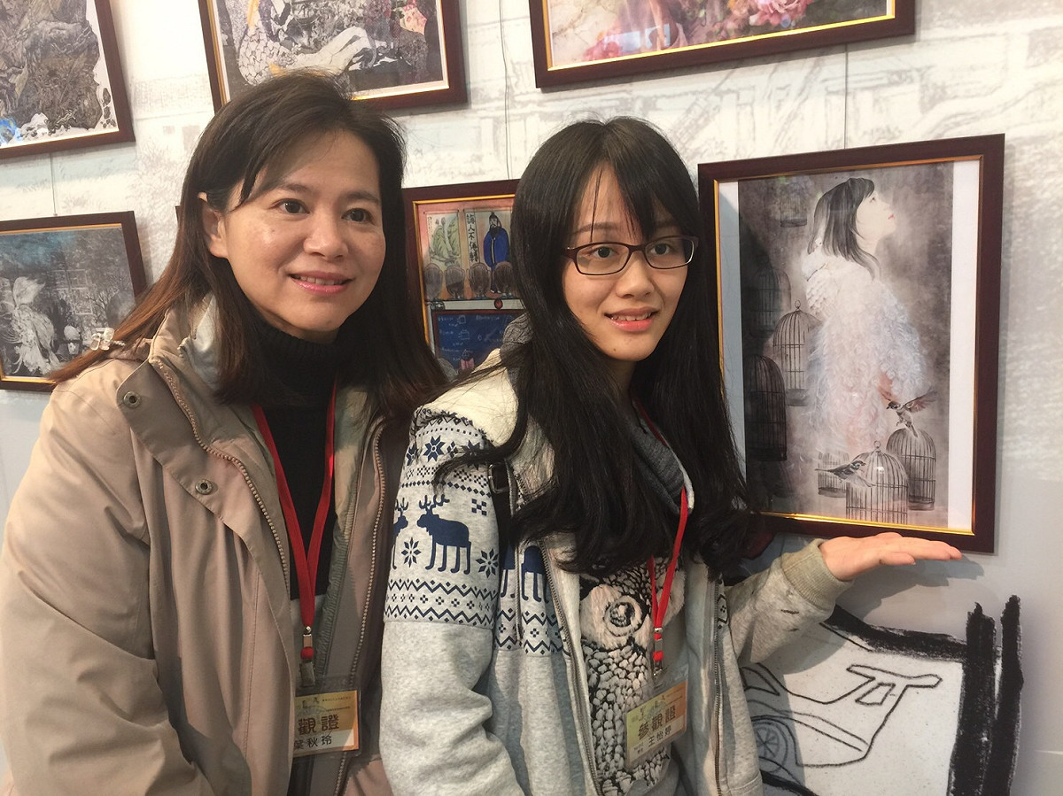 學生開心展示自己的原創作品，讓人看見台灣新生代的美學素養。 圖：國立台灣藝術教育館提供