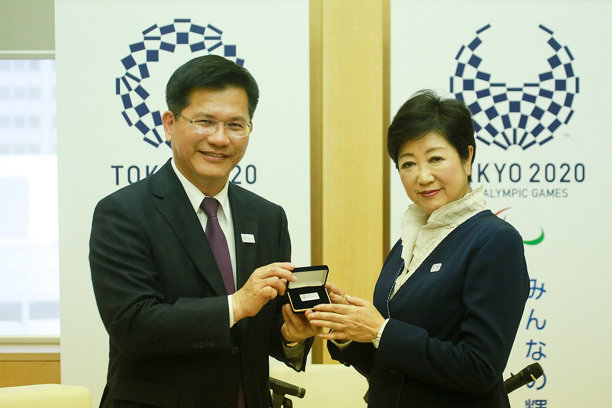 台中市長林佳龍今(8)日上午到東京都廳會見東京都知事小池百合子，圖為兩人合影。 圖：台中政府提供