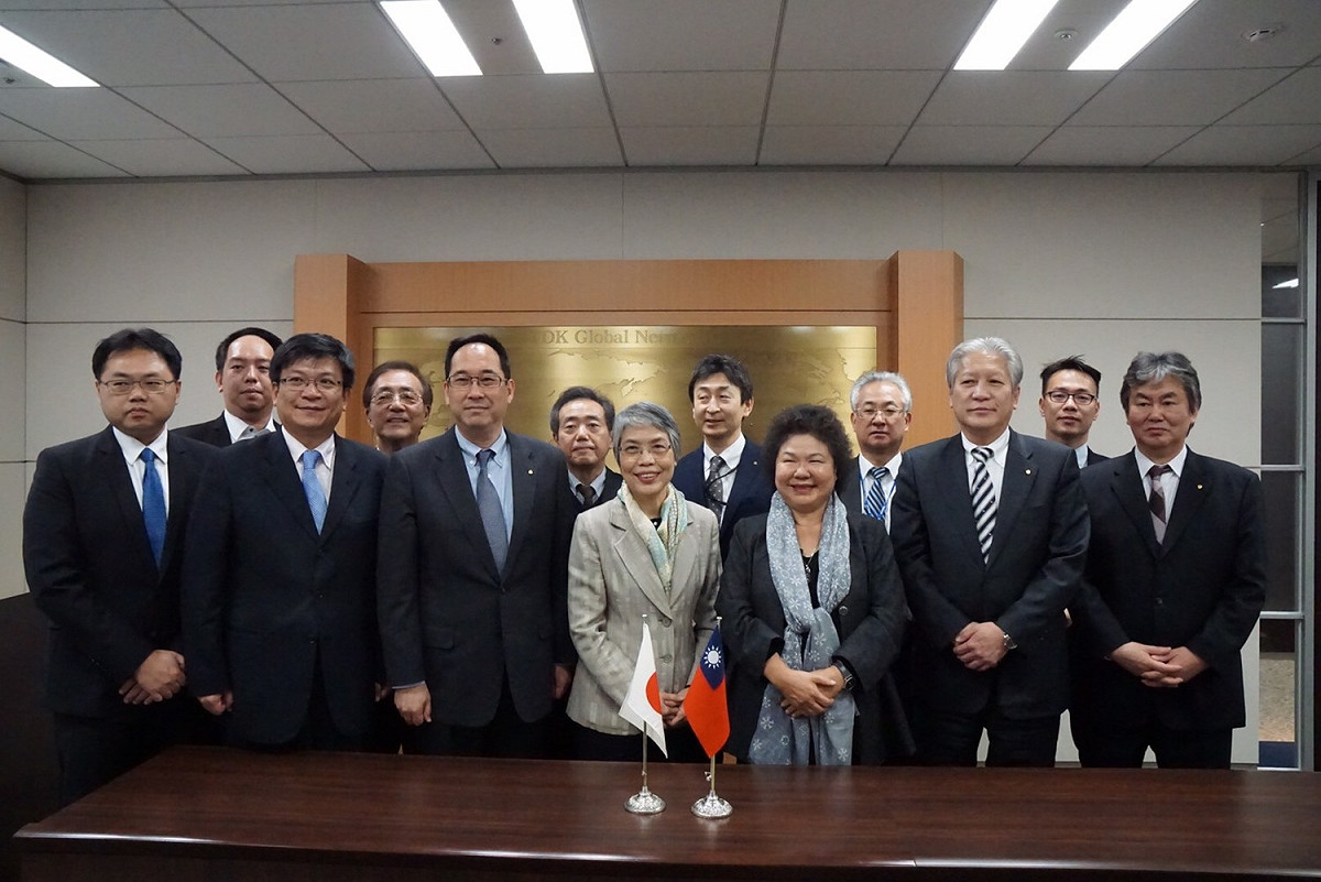 為推動高雄成為經濟與環保雙贏的永續城市，高雄市長陳菊拜訪日商TDK株式會社上釜健宏會長及石黑成直社長，希望TDK集團下的綠能科技相關領域也能來高雄投資。 圖：翻攝自高雄市政府網站
