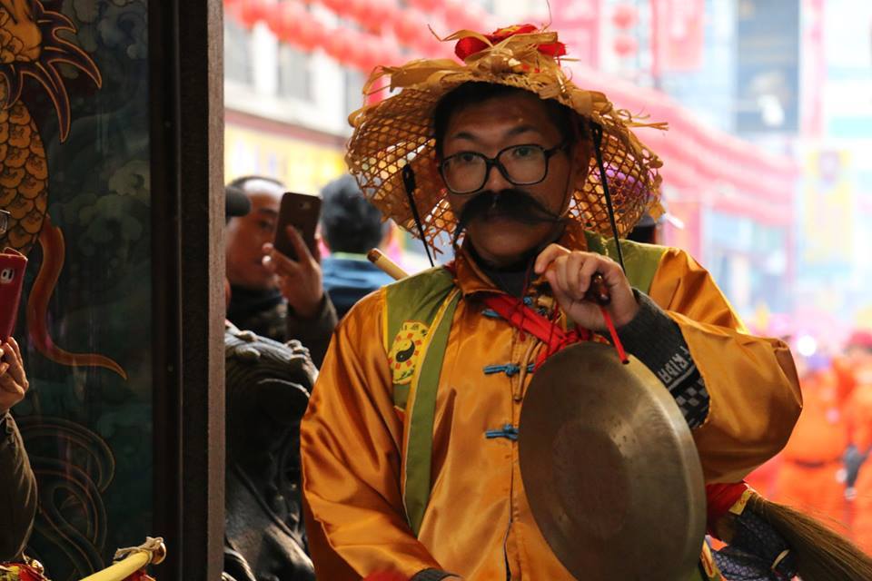 走在遶境隊伍前方的「報馬仔」，除了探路外，也通知避開沿途遇到觸犯禁忌的居民，以及告知居民準備香案迎轎。 圖：翻攝自松山慈祐宮臉書