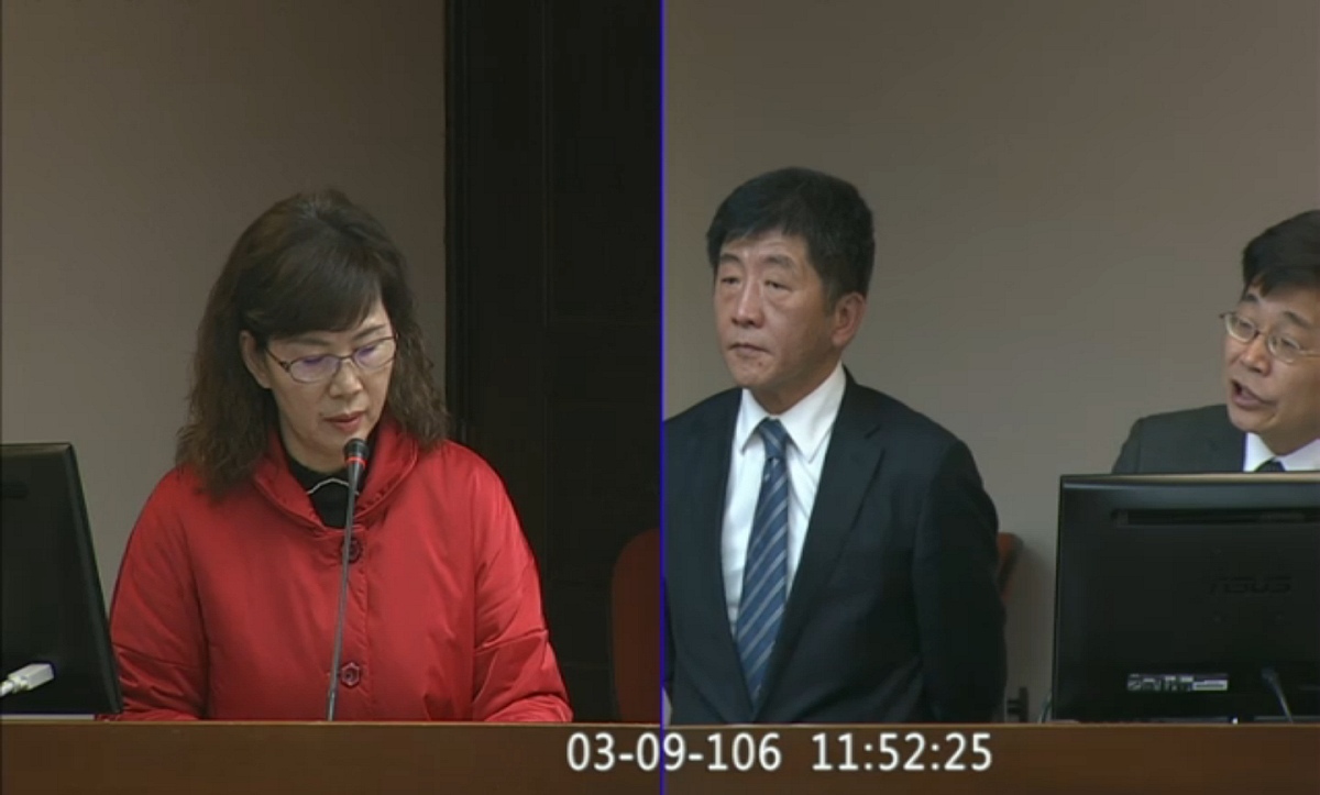 針對疾管署擬放寬「男同志捐血限制」，親民黨立委周陳秀霞(左)呼籲，「別輕易放寬禁令，否則恐將影響到用血人安全」。 圖：翻攝自立法院ivod