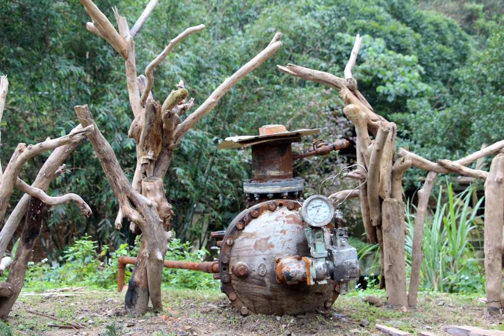 知名環境藝術家李蕢至將台電除役機組進行創作，結合藝術創作展現於海科館火車月台邊，李蕢至以新舊融合之設計，把冷硬的機具轉化成永恆的藝術，創造出富含海洋教育理念的地景藝術作品。 圖：翻攝自國立海洋科技博物館網站