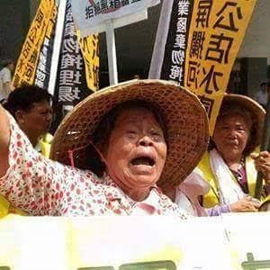 百餘名反馬頭山事業廢棄物掩埋場抗議民眾，扶老攜幼、還有人坐著輪椅到高雄市環保局抗議，高舉看板布條「搶救阿公店水庫、搶救高屏溪攔河堰」。 圖：翻攝反馬頭山事業廢棄物掩埋場臉書