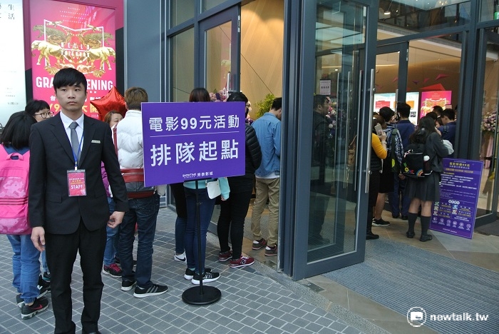 秀泰影城開幕首2日電影票大優惠，隊伍排到店外。 圖：唐復年/攝