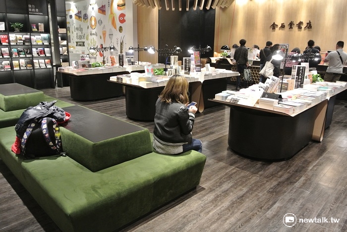 書店內有舒適的沙發座椅。 圖：唐復年/攝
