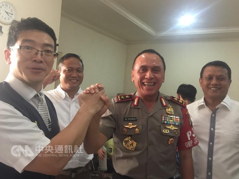 印尼警方與台灣警方合作，9日在雅加達破獲兩岸電信詐騙集團。  圖：中央社