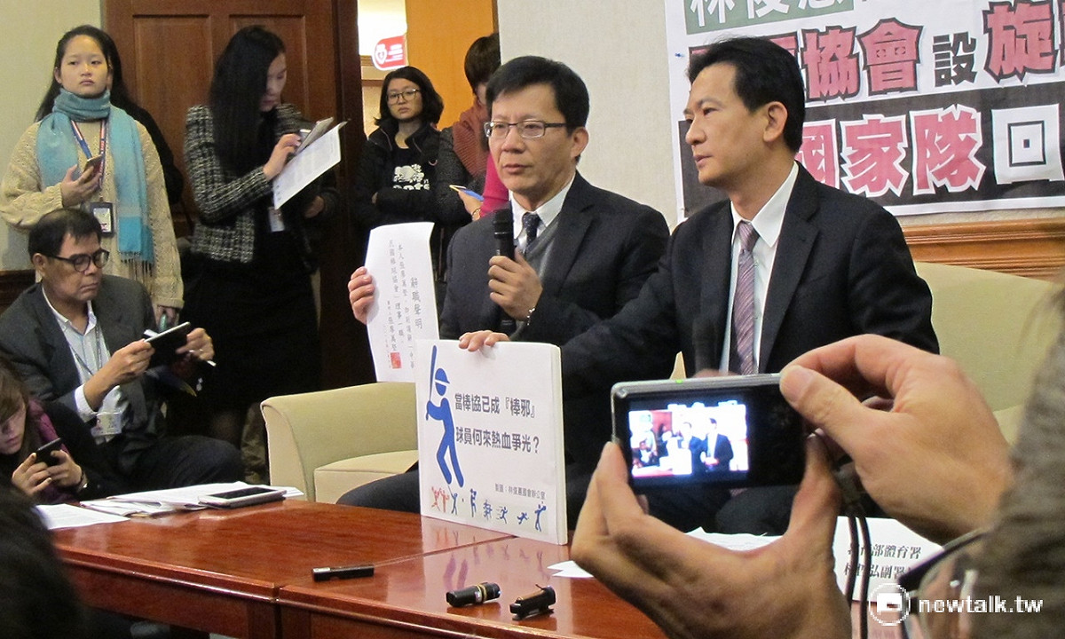 民進黨立委張廖萬堅（左）10日宣布辭去棒協理事一職。 圖：林朝億/攝