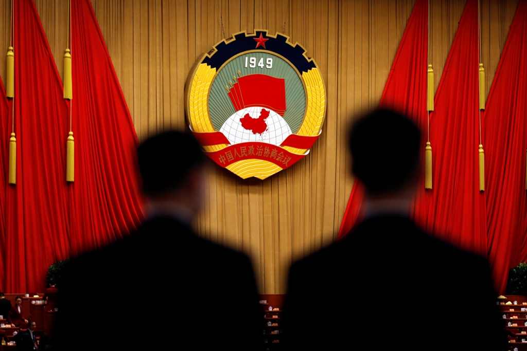 每年春天在北京召開的中國人民政治協商會議全國委員會(全國政協)及全國人民代表大會(人大)，是外界解讀兩岸政策與關係發展的重要觀察指標，同時也是中國新政策出台的重要平台。圖為安全官在北京全国政協全體會議後在人民大會堂觀察。 圖：達志影像/路透社