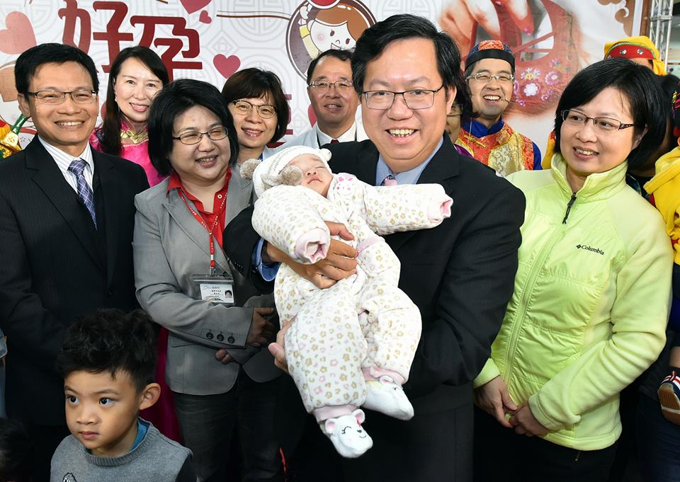 台灣老化指數又創新高，桃園市推動「中醫助孕養胎調理計畫」在既有「健康幸福家庭補助計畫」中，納入中醫專業調理服務。 圖：翻攝自鄭文燦臉書