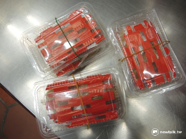 相傳月老喜歡吃甜食，信眾可準備紅砂糖參拜月老。 圖：董珮君提供