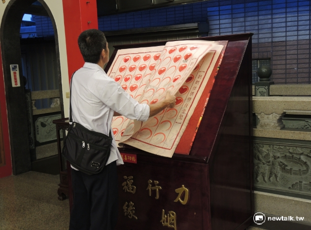 中和力行福德宮備有姻緣簿，讓信眾寫上姓名與心願，象徵登入月老手中的姻緣冊。 圖：董珮君提供