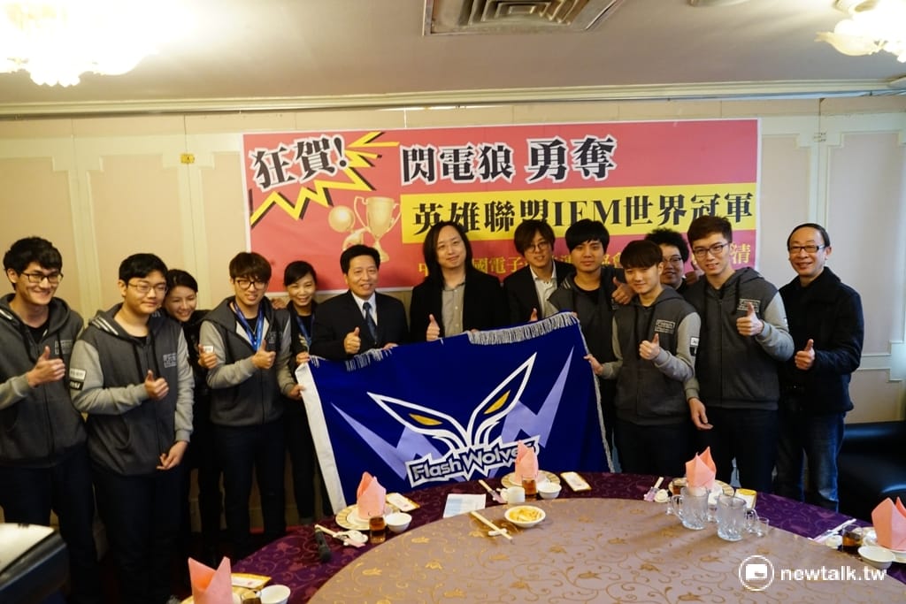 今（10）日在中華民國電子競技運動協會CTeSA理事長鄭寶清與台灣電競聯盟TeSL董事長徐培菁促，協同IEM世界冠軍FlashWolves團隊，一同前往立法院與行政院長林全，立法院長蘇嘉全，以及行政院政務委員唐鳳進行慶功餐會。 圖：陳奕/攝