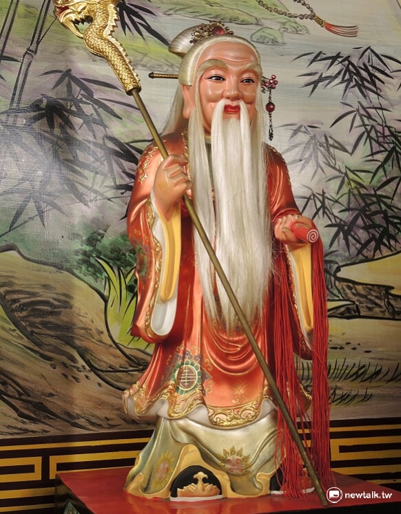 手持姻緣簿與姻緣線的月老，默默將有緣男女匹配成對。 圖：董珮君提供