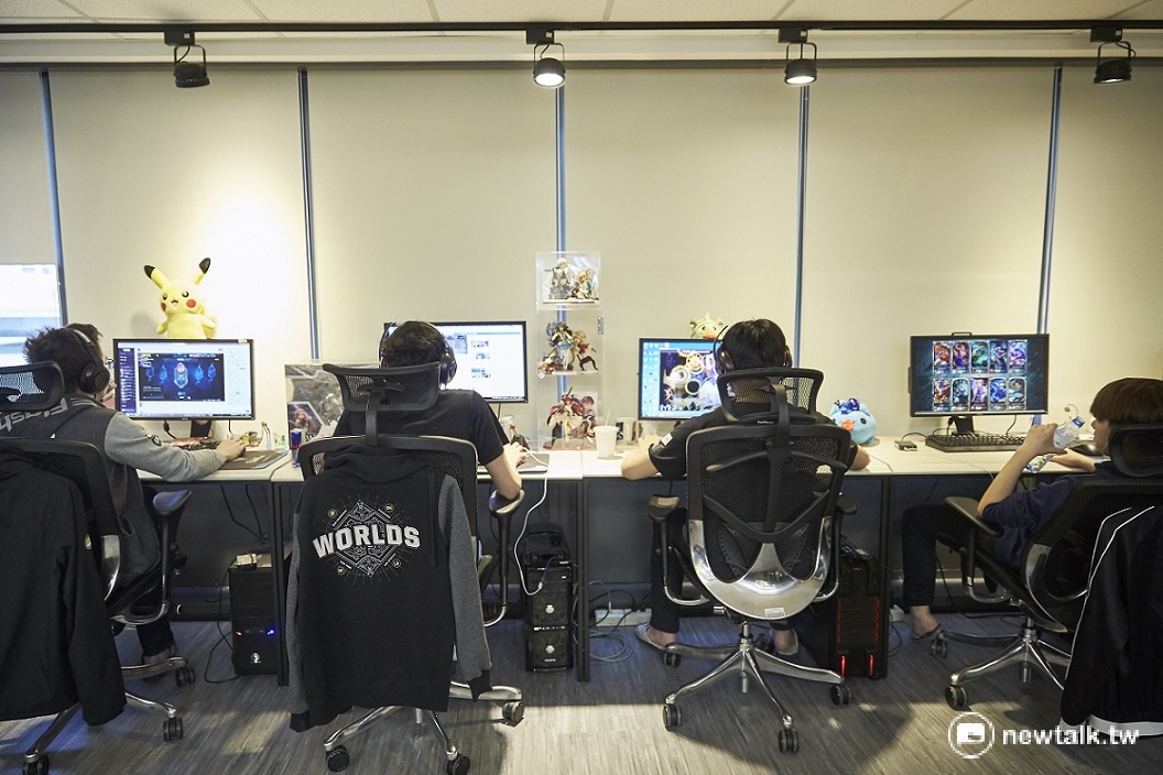 Karsa（左二）的位置旁邊擺了滿滿一櫃的人偶，他笑著說：「那是我的精神支柱，只要看一看就會讓我充滿力量。」 攝影：石吉弘攝