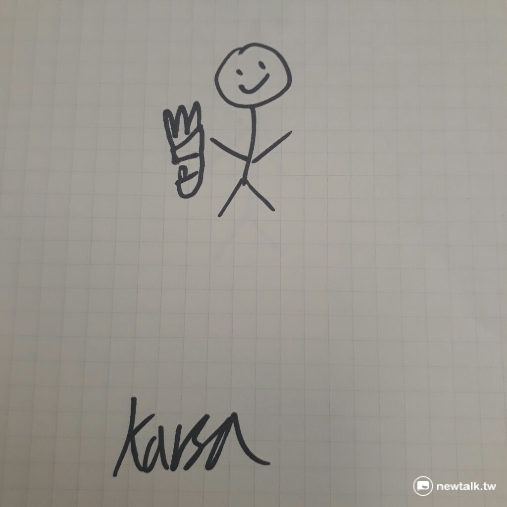 拿到Karsa畫作的記者不禁有點慌亂：「這個是…？」「葛雷夫。」Karsa堅定地說。記者再次確認：「你確定嗎？」「我盡力了。」Karsa笑了：「沒辦法，我國小美術拿0分。」雖說如此，Karsa的作品還是相當具有靈魂，忠實呈現葛雷夫的散彈槍。 攝影：蔡幸秀 攝