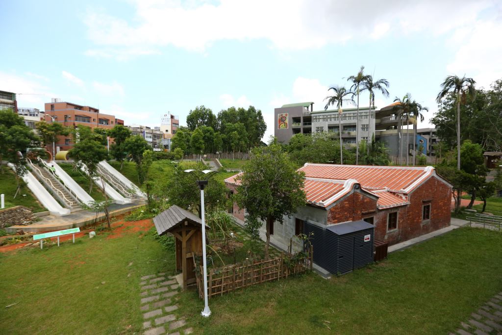 老街溪河川教育中心，設有故事館、生態館以及時空隧道溜滑梯。  圖：翻攝自桃園觀光導覽網