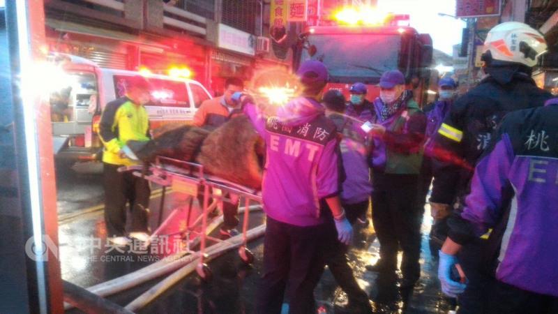 桃園市龍潭區私立愛心長照中心10日清晨傳出大火，不幸造成4人死亡，現任龍潭里里長、長照中心負責人鍾朝麟下午受訪並鞠躬道歉，表示會負起責任。圖為清晨大火情形。 圖：中央社