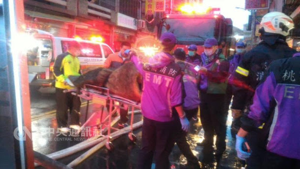 桃園市龍潭區私立愛心長照中心10日清晨傳出大火，不幸造成4人死亡，桃園市長鄭文燦下午前往國軍桃園總醫院慰問罹難者家屬時強調，市府會全力協助善後與求償事宜。圖為清晨大火情形。    圖：中央社