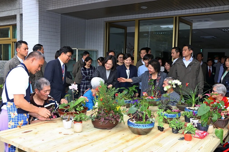 「彌勒家園」目前已入住35名長輩，總統蔡英文及高雄市長陳菊入內參觀時，還在空中花園與正在進行園藝輔療的長輩輕鬆互動，閒話家常。 圖：高雄市政府提供