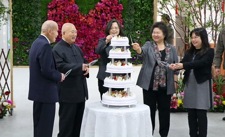總統蔡英文及高雄市長陳菊與自美國返台入住高齡94歲的唐爺爺共同切蛋糕。 圖：高雄市政府提供