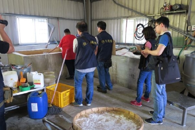 檢警會同高雄市衛生局查獲仁武區「新○豐商行」，在製造冬瓜糖磚及冬瓜條過程添加非食品添加物級「石灰」。 圖：高雄市衛生局提供