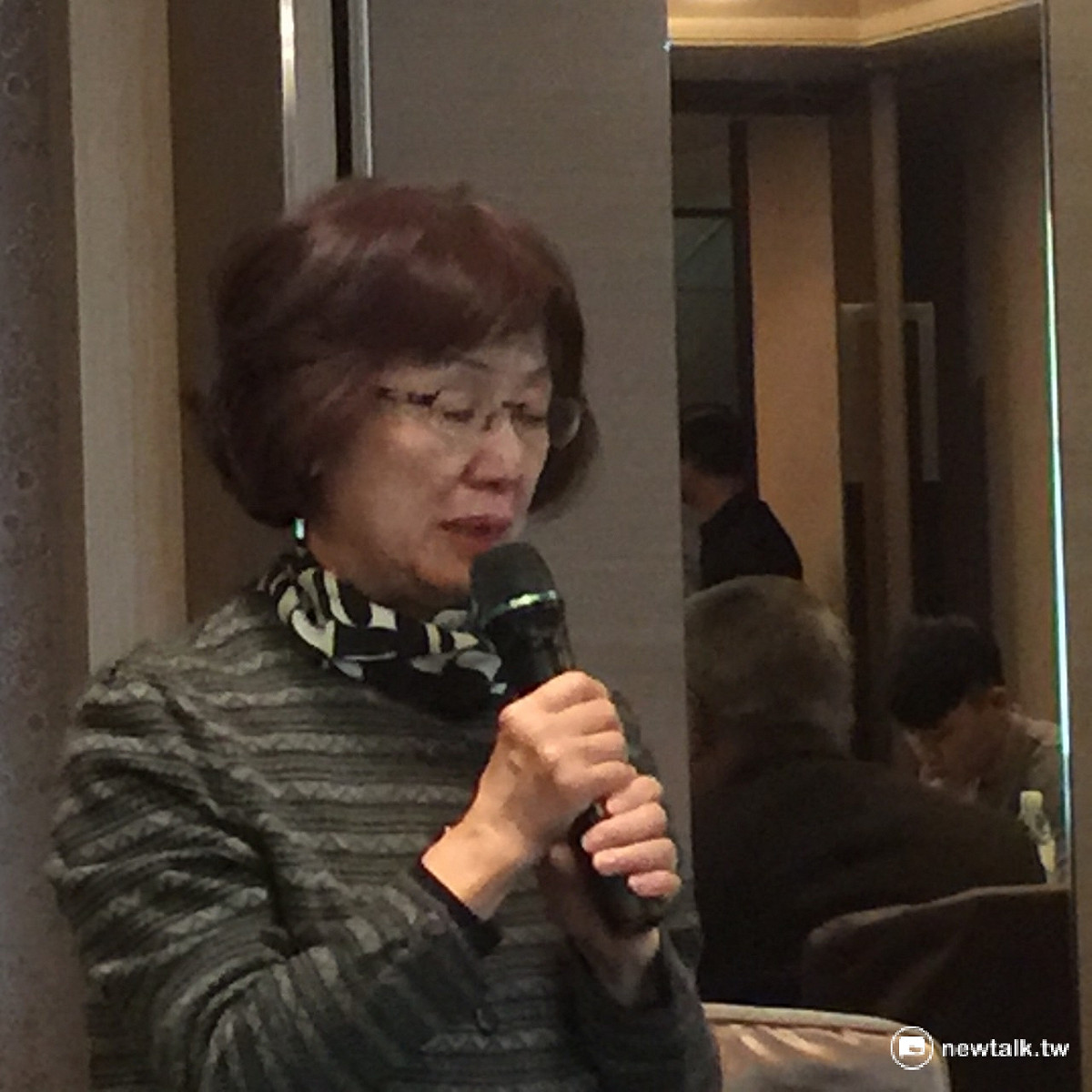 張炎憲夫人林琇梨也出席這場記者會，發言中，一度哽咽無法言語。她表示，張炎憲一生都幫別人的書寫序，曾經跟她笑稱，單單幫別人寫的序就可以出幾本書了。但張炎憲自己卻沒出過一本書。 圖：羅碧霞/攝