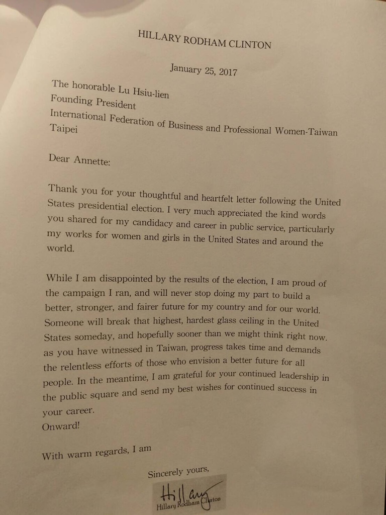 希拉蕊回信給前副總統呂秀蓮時表示，相信有一天美國一定可以打破限制女性的玻璃天花板。 圖：呂秀蓮辦公室提供