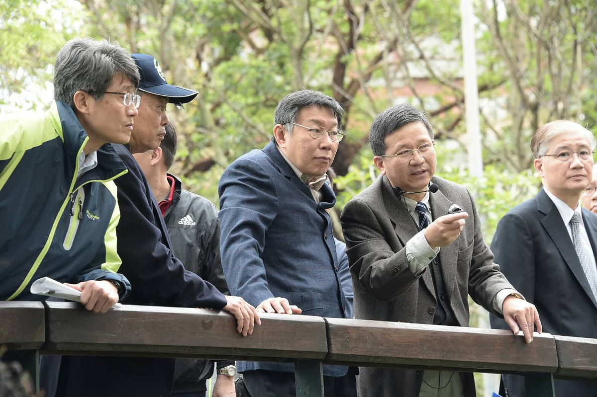 瑠公圳有很重要的一段圳道穿越台大校園，台大正在進行共3期的復育工程，今天(11)柯文哲在2017臺北杜鵑花季開幕活動後，參觀了解臺大目前工程進度狀況。 圖：翻攝自台北市政府網站