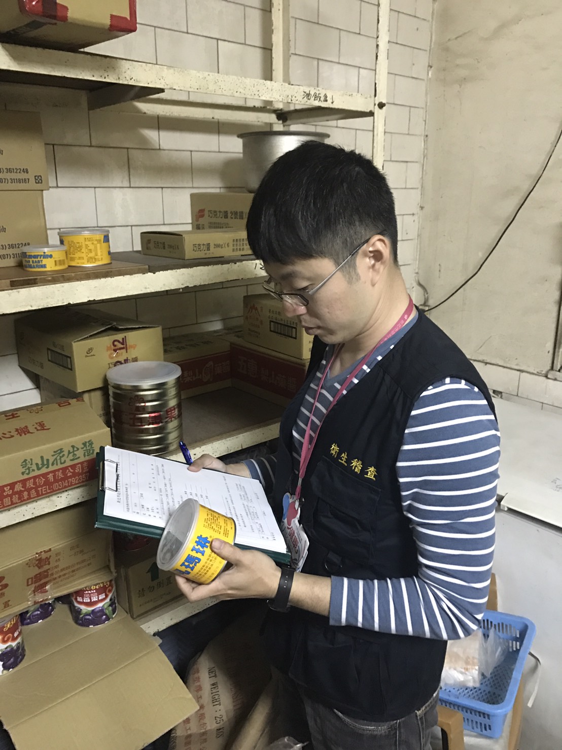 新北市衛生局11日派出稽查員，查察業者進貨及下架遠東油脂相關產品的情形
 圖：翻攝新北市衛生局網站