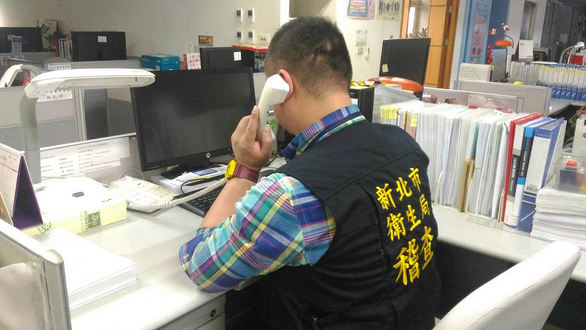 新北市衛生局接獲桃園市衛生局通知，立即通知13家下游業者下架遠東油脂相關商品。 圖：翻攝新北市衛生局網站