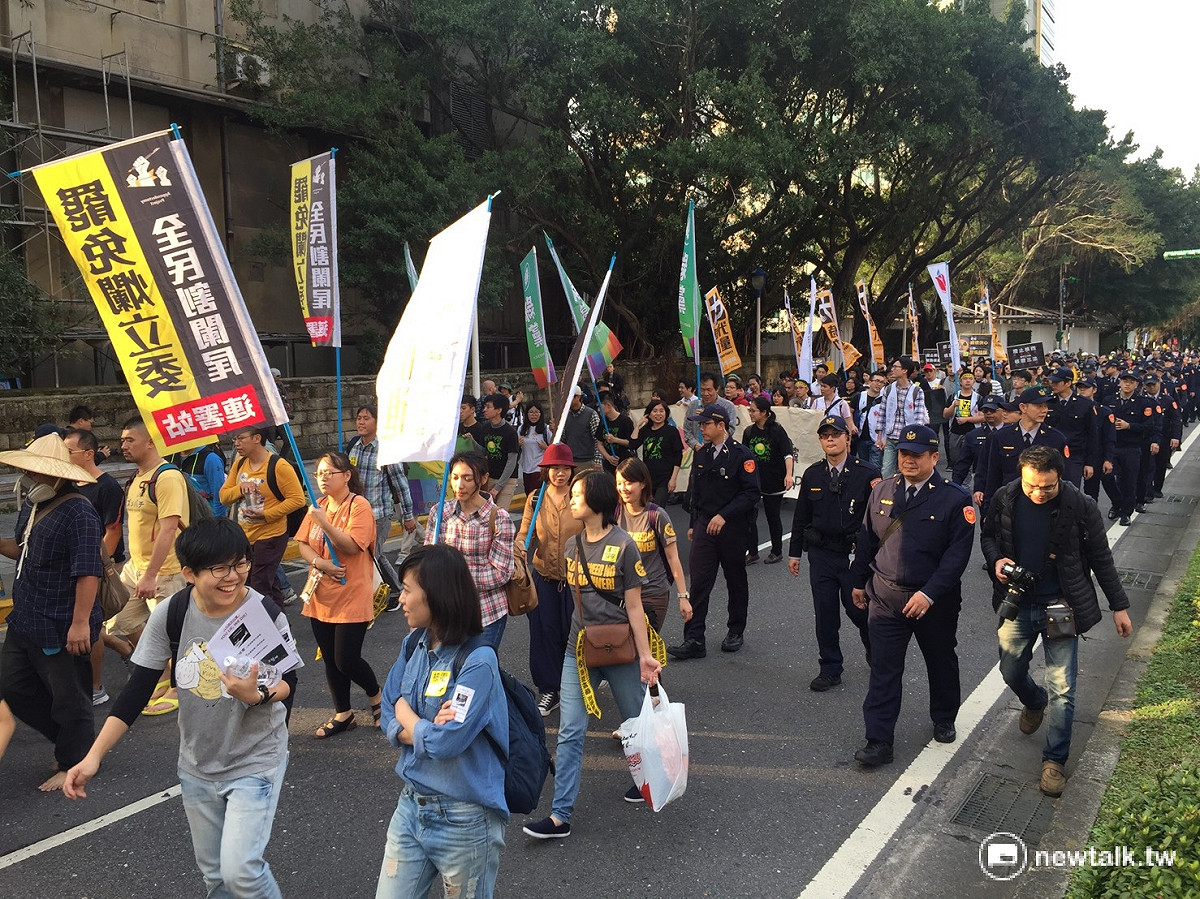 311反核大遊行11日下午由凱達格達大道出發。市警察局員警壂後，執勤的警察說，《邊走邊維護秩序跟安全，自己是散步，很好。》所以，每個警察都懷抱的微笑、慢慢走。是個警民一起遊行的概念 圖：羅碧霞/攝