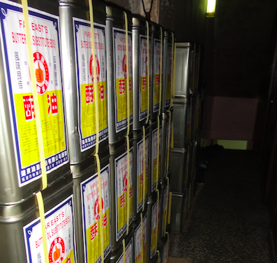 遠東油脂工廠使用逾期原料再製成乳瑪琳、酥油、白油等產品，基隆衛生局今日上午稽查了14家業者，總計下架5款油脂產品，約2370公斤，本次違規產品多為大桶裝產品。 圖：基隆市政府提供