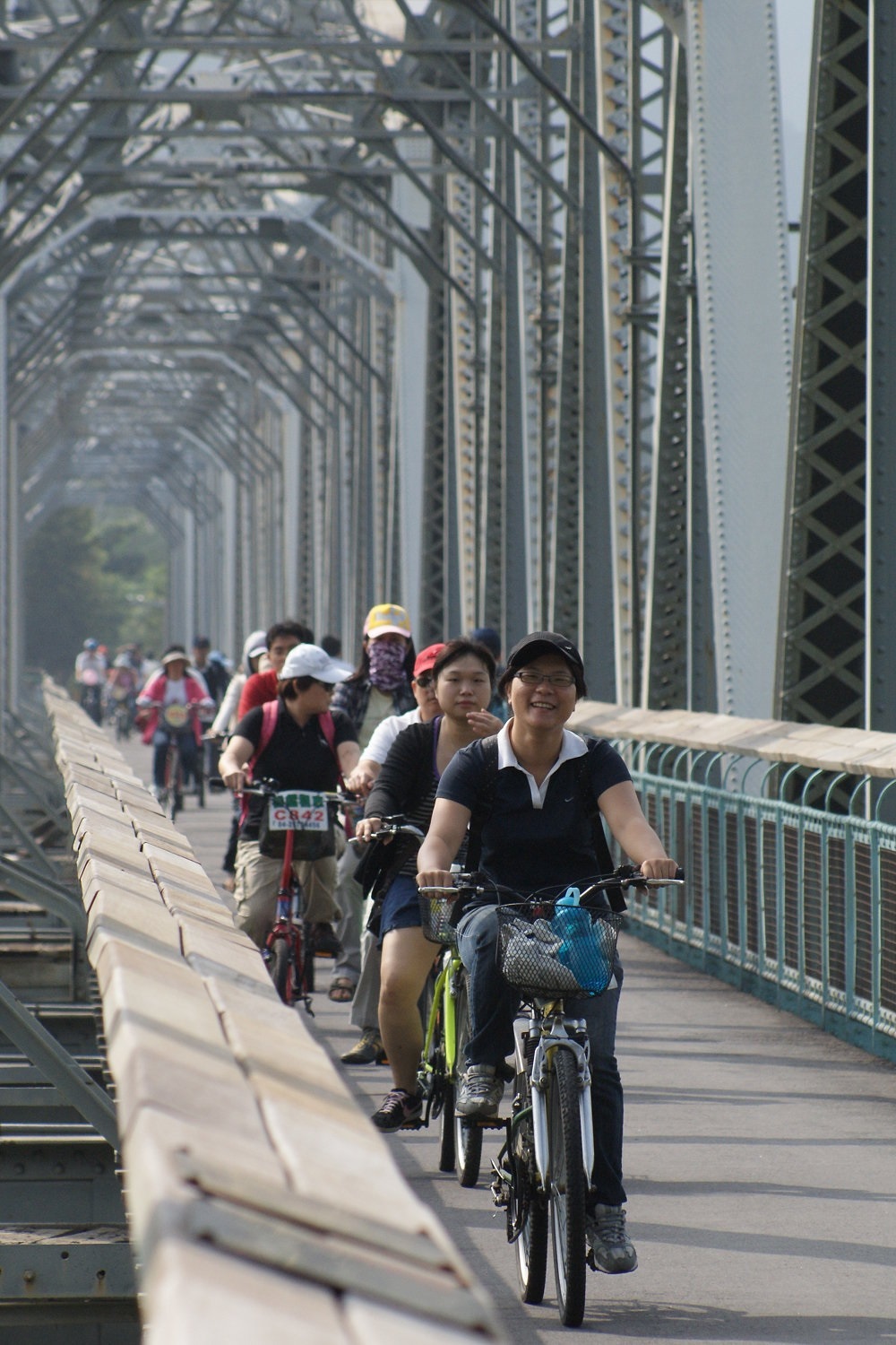 臺中石岡壯遊點，可以騎著單車追風，你聽過這首「捱个故鄉最靚」(我的故鄉最美)嗎？這是由在地人黃鎮炘所創立的樂團「阿比百樂團」所作歌曲，內容介紹石岡美麗風光，透露出對於客家故鄉的濃濃情懷，到這裡青年可以騎鐵馬，來趟音樂壯遊。 圖:翻攝自教育部青年署官網