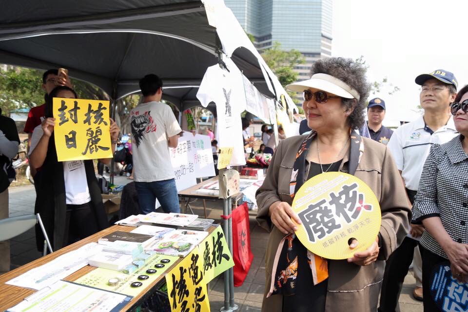 今(11)北高同步進行了311廢核反空污大遊行，白天參與了遊行的高雄市長陳菊於晚間十點鐘，在其臉書貼文指出，參與「311廢核反空污大遊行」，更具特殊意義。」 圖:翻攝自陳菊臉書