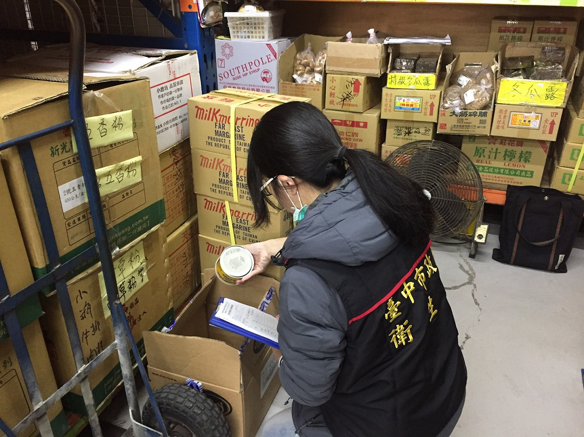 台中市衛生局11日針對「遠東油脂股份有限公司」19項涉違規產品清單逐項仔細比對查核，下架品項包括乳瑪琳2.6公斤裝3罐、440克裝91罐、170克裝2罐；高級白油16公斤裝1桶；香友酥油16公斤裝1桶；總計下架數量為80180公克。 圖:翻攝自台中市政府衛生局官網