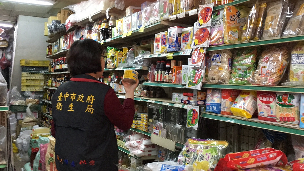 台中市衛生局11日針對「遠東油脂股份有限公司」19項涉違規產品清單逐項仔細比對查核，下架品項包括乳瑪琳2.6公斤裝3罐、440克裝91罐、170克裝2罐；高級白油16公斤裝1桶；香友酥油16公斤裝1桶；總計下架數量為80180公克。 圖:翻攝自台中市政府衛生局官網