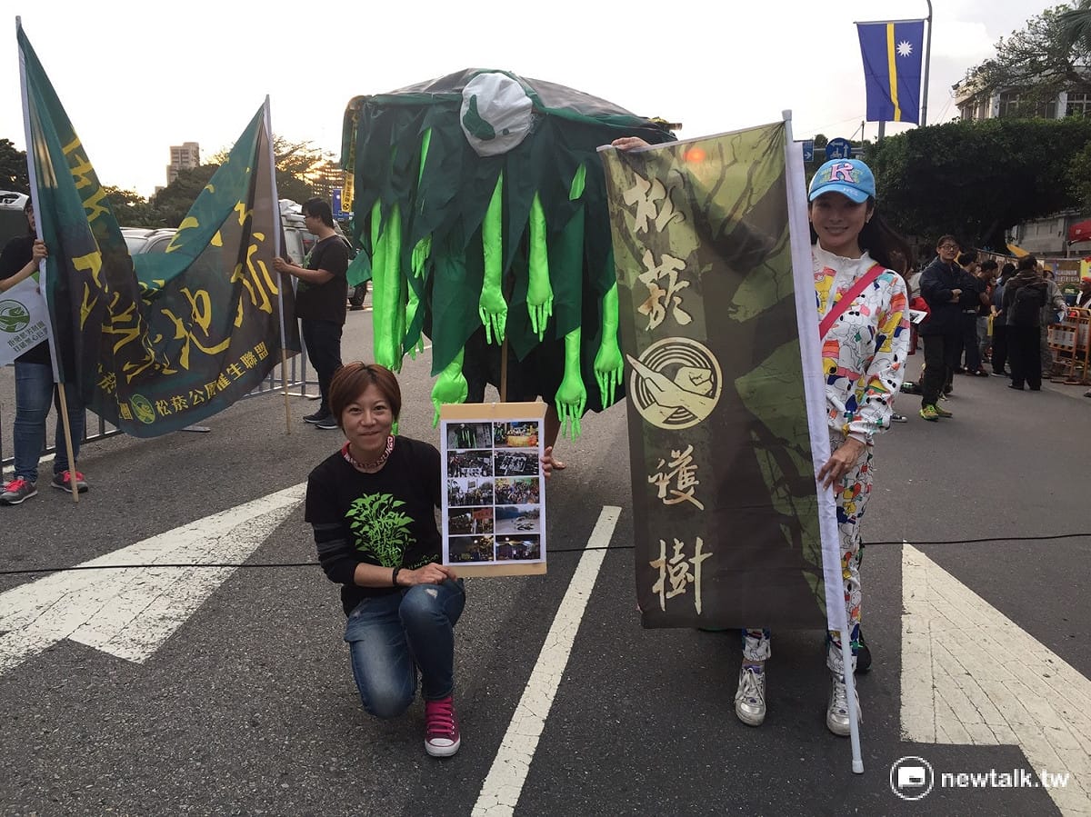 結合了日本環保漫畫大師宮崎駿的「神隱少女」電影中的無臉男及「魔法公主」的山獸神的行動裝置藝術投入311廢核大遊行 圖:羅碧霞/攝