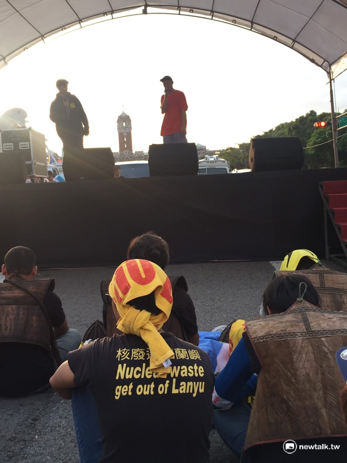 面對總統府，怒吼凱道，蘭嶼逹悟族著出草服裝背心，席地而坐，他們 主張：核廢遷出蘭嶼，要求原住民委員會主委夷將下台、退還傳統領域劃設辦法。廢核聯盟並主張實現「2025年非核家園」。 圖:羅碧霞/攝