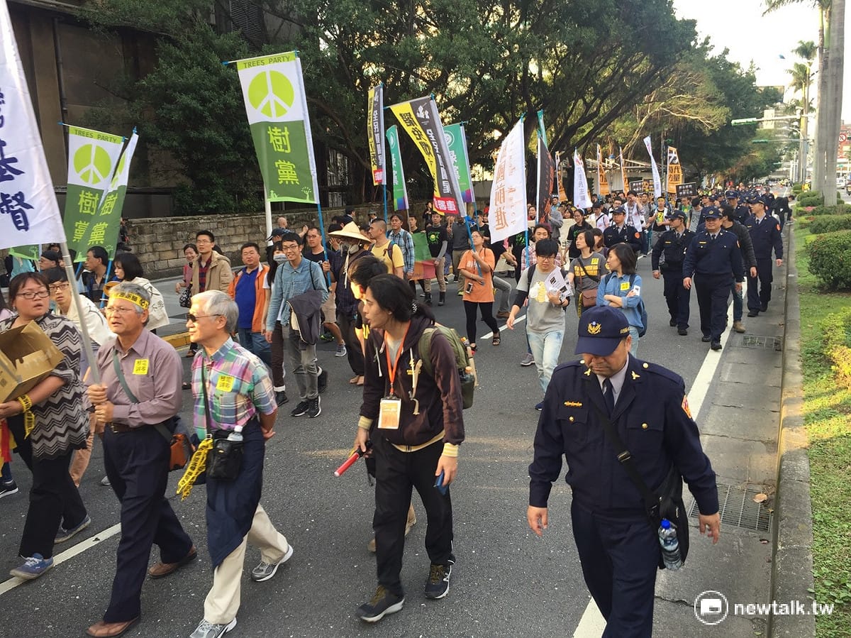 311「非核低碳 永續能源」大遊行，南北大串聯，台北場11日下午2時在凱道集結出發，千人響應參與，最受注目的是遊行伍最後面的人民的保姆-台北市警局的警察了，大約30人的警察大隊，一路護衛遊行民眾，自己也順便散步 圖:羅碧霞/攝