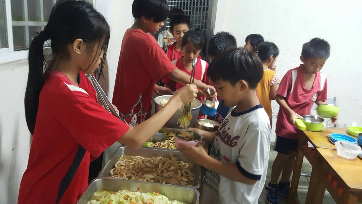 台中市對就讀公立中小學的原住民學生營養午餐的全額補助，年度預算已不敷支應，因此原民會再追加205萬元，預計讓5,500位原住民中小學生受益。 圖：原民會提供