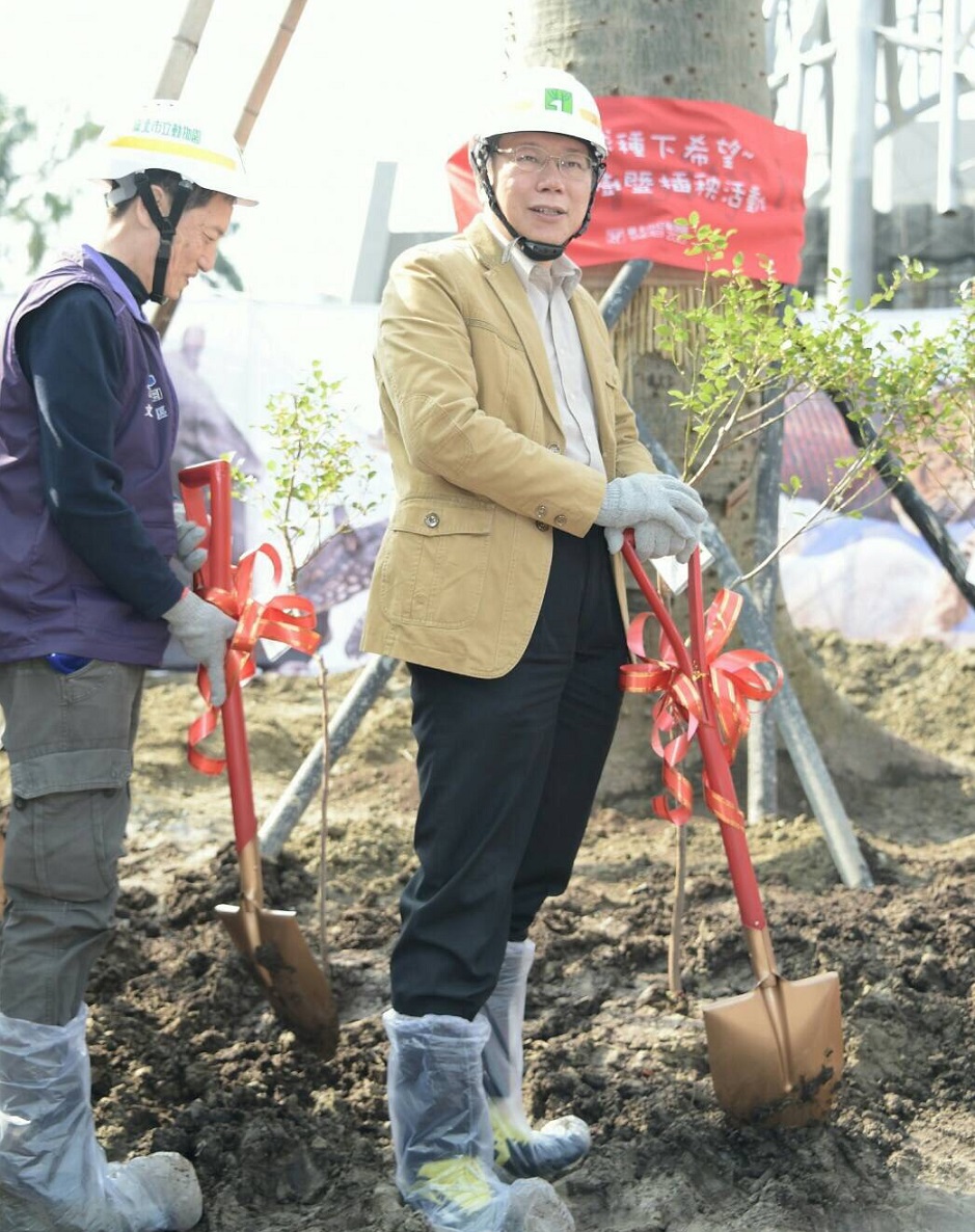 台北市長柯文哲到市立動物園參加植樹節活動，對媒體詢問到動物園的zoo mall改為生態主題旅館的案子是否繼續一事，他表示不能單獨只考慮旅館，需要把整個三貓計畫(貓空、貓纜、貓熊)一起考慮進去，才能達到成本效益。 圖：台北市府提供