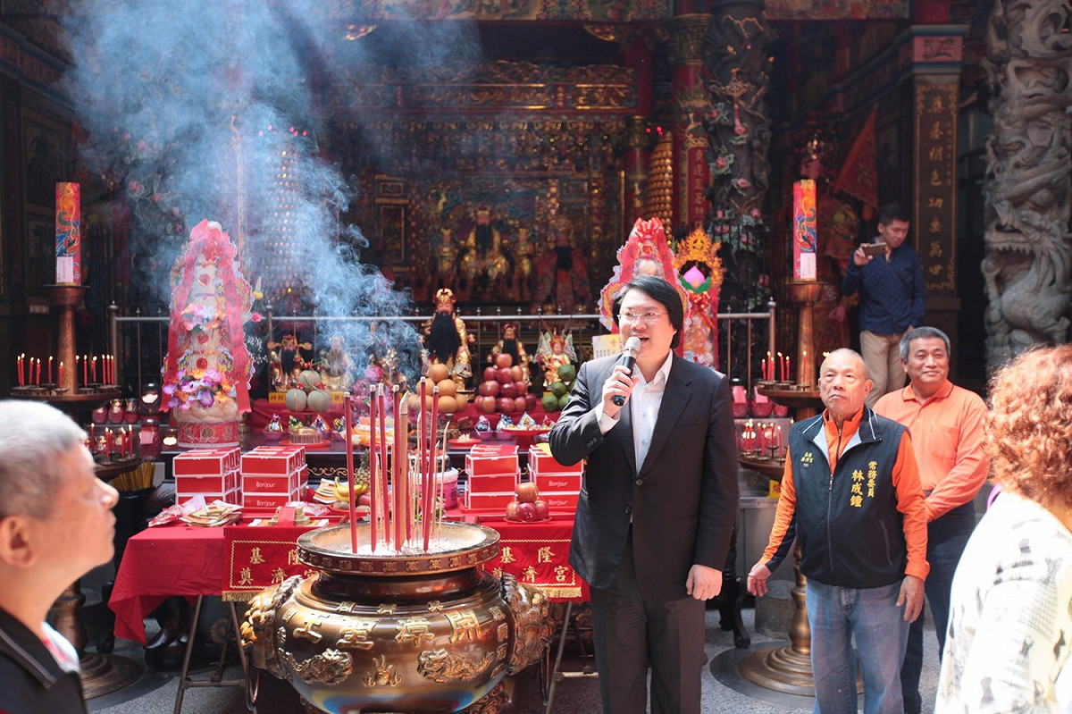 基隆市長林右昌親自到奠濟宮參與祝壽儀式，虔誠上香、獻花，並祈求基隆市各項重大建設，都能夠在開漳聖王的庇佑之下順利推動。 圖：翻攝自基隆市政府網站